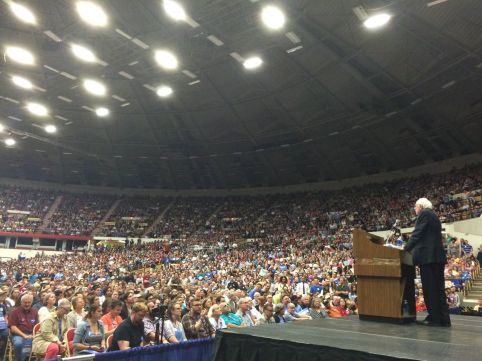 Sanders frente a 10.000 asistentes en Madison, Wisconsin.